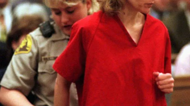 Lo scandalo negli Usa Mary Kay Letourneau, morta nel 2020 a 58 anni, insegnante, venne arrestata nel 1997 per stupro su un suo alunno 12enne. Ebbe un figlio, poi i due si sposarono e infine divorziarono nel 2019