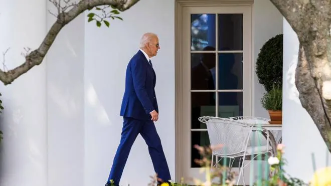 epa10145571 US President Joe Biden returns to the White House from a weekend in Delaware in Washington, DC, USA, 29 August 2022. The president ignored shouted questions about Covid funding.  EPA/JIM LO SCALZO