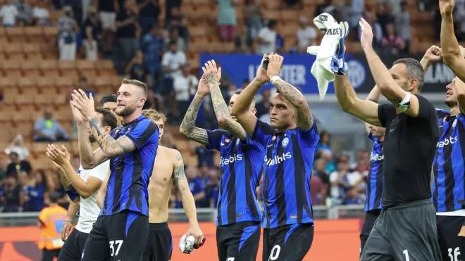 FC Inter Milan's players greet their supporters and celebrate the victory following the Italian Serie A soccer match between FC Inter Milan and Torino FC at Giuseppe Meazza stadium in Milan, Italy, 10 September 2022. ANSA / ROBERTO BREGANI