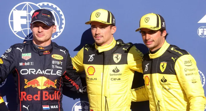 Da sinistra Max Verstappen, Charles Leclerc e Carlos Sainz, i migliori ieri durante le prove: ma le penalizzazioni tecniche hanno cambiato l’ordine di partenza oggi
