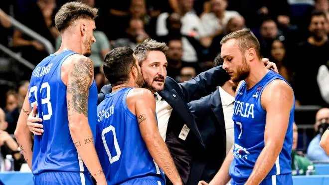 epa10178180 Italy's head coach Gianmarco Pozzecco (2-R) and players react during the FIBA EuroBasket 2022 round of 16 match between Serbia and Italy at EuroBasket Arena in Berlin, Germany, 11 September 2022.  EPA/FILIP SINGER