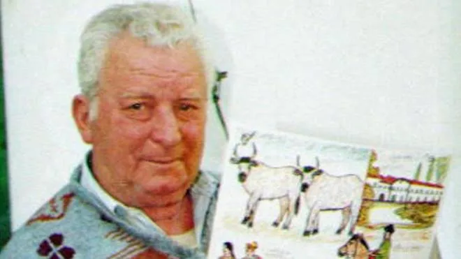 In una foto del 23 novembre 1996, Pietro Pacciani, l' agricoltore di Mercatale Val di Pesa assolto in appello dall'accusa di essere il ''mostro'' di Firenze, mostra una tavola di  disegni da lui realizzata.
      BRB        BIANCHI/ANSA