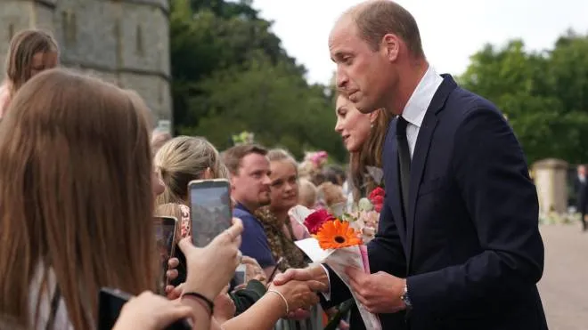 Un post sull'account Twitter The Royal Family - The Prince and Princess of Wales and The Duke and Duchess of Sussex meet members of the public and view the flowers and messages that have been left outside Windsor Castle in tribute to The Queen    
TWITTER/ THE ROYAL FAMILY
+++ATTENZIONE LA FOTO NON PUO' ESSERE PUBBLICATA O RIPRODOTTA SENZA L'AUTORIZZAZIONE DELLA FONTE DI ORIGINE CUI SI RINVIA+++ (NPK)