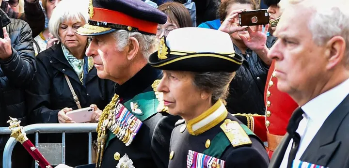 Re Carlo III, 73 anni, dietro il feretro della regina Elisabetta insieme ai fratelli: la principessa Anna, 72 anni, e Andrea, duca di York, 62 anni, privato dei titoli militari