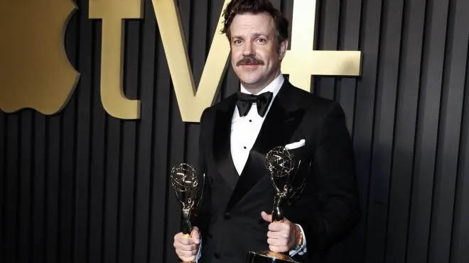 epa10180803 US actor Jason Sudeikis poses with the Emmy Awards for 'Lead Actor Comedy Series' and 'Outstanding Comedy Series' on the red carpet prior to the Apple TV+ Emmy Party at Mother Wolf in Los Angeles, California, USA, 12 September 2022. The party follows the 74th annual Emmy Awards.  EPA/CAROLINE BREHMAN