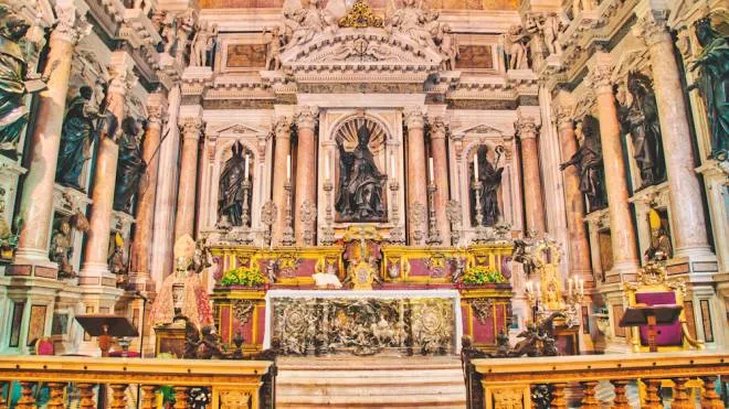 L'interno del Duomo di Napoli