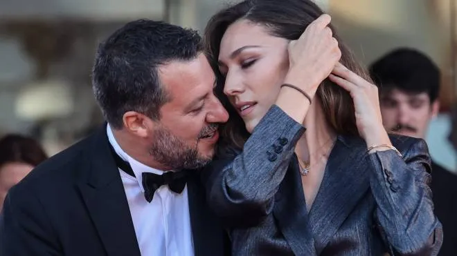 Matteo Salvini (49 anni) con la compagna Francesca Verdini (30) sul red carpet della Mostra del Cinema di Venezia
