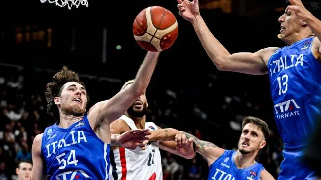 epa10184115 Alessandro Pajola (L) of Italy, Achille Polonara of Italy (2nd -R), Simone Fontecchio of Italy (R) in action against  Rudy Gobert  (2nd -L) of France during the FIBA EuroBasket 2022 Quarter Finals match between Italy and France at EuroBasket Arena in Berlin, Germany, 14 September 2022.  EPA/FILIP SINGER