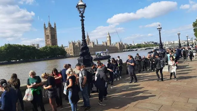 Gente sulla sponda del Tamigi nell'attesa di rendere l'ultimo saluto alla Regina, Londra, 14 settembre 2022. ANSA/ANNALISA RAPANA'