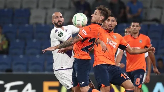 epa10186671 Lucas Biglia (front R) of Basaksehir in action against Riccardo Saponara (front L) of Fiorentina during the UEFA Europa Conference League group A soccer match between Istanbul Basaksehir and ACF Fiorentina in Istanbul, Turkey, 15 September 2022.  EPA/ERDEM SAHIN
