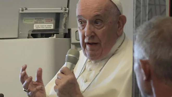 Papa Francesco, 85 anni, ieri mentre parla sull’aereo che lo ha riportato in Italia dopo il viaggio in Kazakhstan