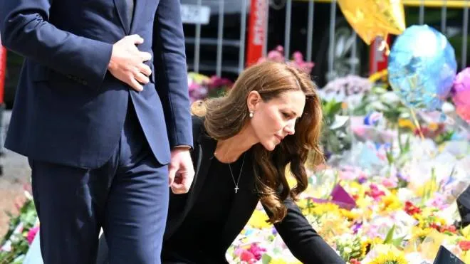 William, 40 anni, e la moglie Kate, 40 osservano i fiori deposti per la regina