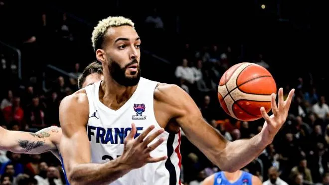 epa10183851 Rudy Gobert of France in action during the FIBA EuroBasket 2022 Quarter Finals match between Italy and France at EuroBasket Arena in Berlin, Germany, 14 September 2022.  EPA/FILIP SINGER