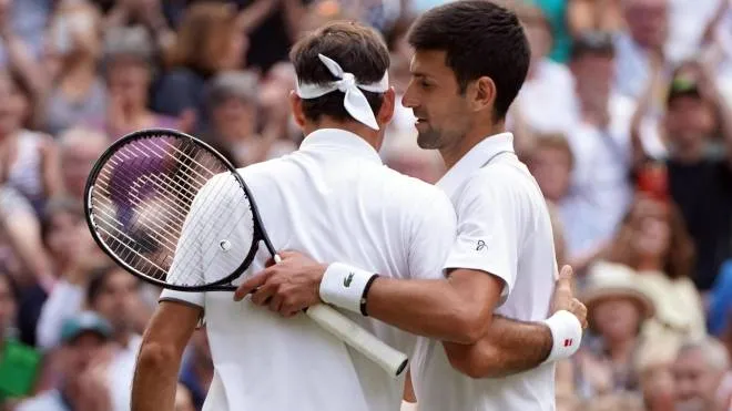 L'abbraccio a Wimbledon fra Federer e Djokovic 