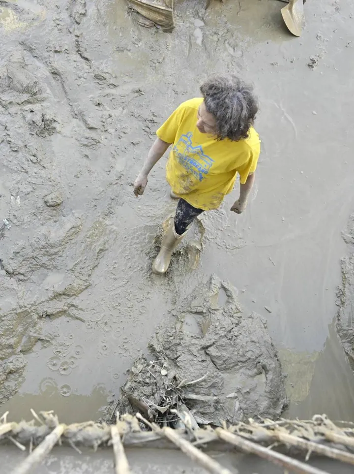 Un uomo cammina nel fango a Pianello di Ostra, la più colpita dall’alluvione dell’altro giorno