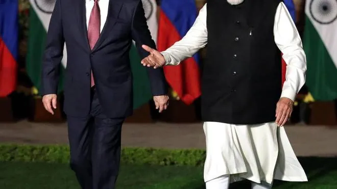 Il presidente russo Vladimir Putin, 69 anni, e il premier indiano Narendra Modi (71)