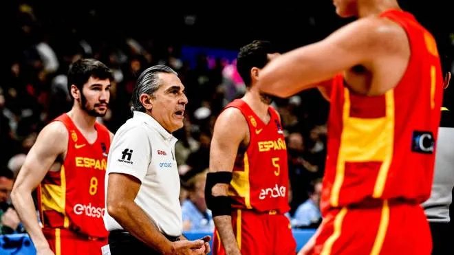 epa10188840 Spain's head coach Sergio Scariolo (2-L) gives instructions to his players during the FIBA EuroBasket 2022 semi final match between Germany and Spain in Berlin, Germany, 16 September 2022.  EPA/FILIP SINGER
