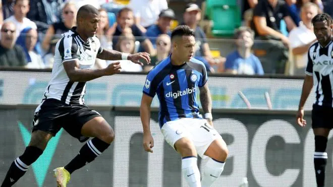 Udinese's Souza Silva Walace (L) and Inter's Lautaro Martinez in action during the Italian Serie A soccer match Udinese Calcio vs FC Internazionale at the Friuli - Dacia Arena stadium in Udine, Italy, 18 September 2022. ANSA / GABRIELE MENIS