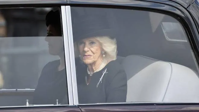 epa10183502 Britain's Queen Consort, Camilla, arrives at Buckingham Palace ahead of the procession to carry the body of Britain's late Queen Elizabeth II from Buckingham Palace to Westminster Hall, in London, Britain, 14 September 2022. The late queen will lie in state for four days inside Westminster Hall until the morning of her funeral, to be held on 19 September.  EPA/TOLGA AKMEN