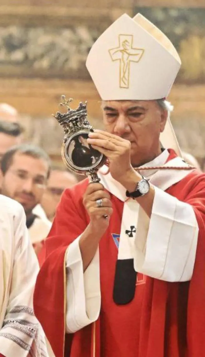 L’arcivescovo di Napoli Domenico Battaglia con l’ampolla di sangue