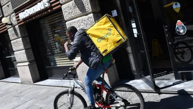 Un rider della Glovo impegnato in una consegna nel centro della citta', Genova, 30 aprile 2019. ANSA/LUCA ZENNARO