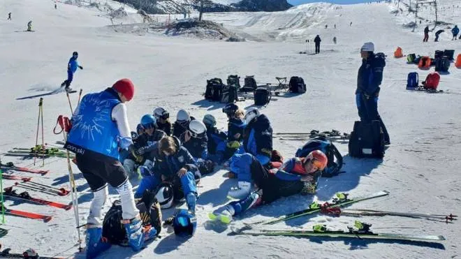 Sciatori sul ghiacciaio dello Stelvio in una giornata di sole. Le basse temperature hanno aiutato a riaprire