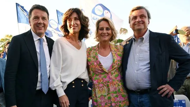 Da sinistra: Matteo Renzi, 47 anni, con la moglie Agnese Landini (45), Violante Guidotti (49) e il marito Carlo Calenda (49)