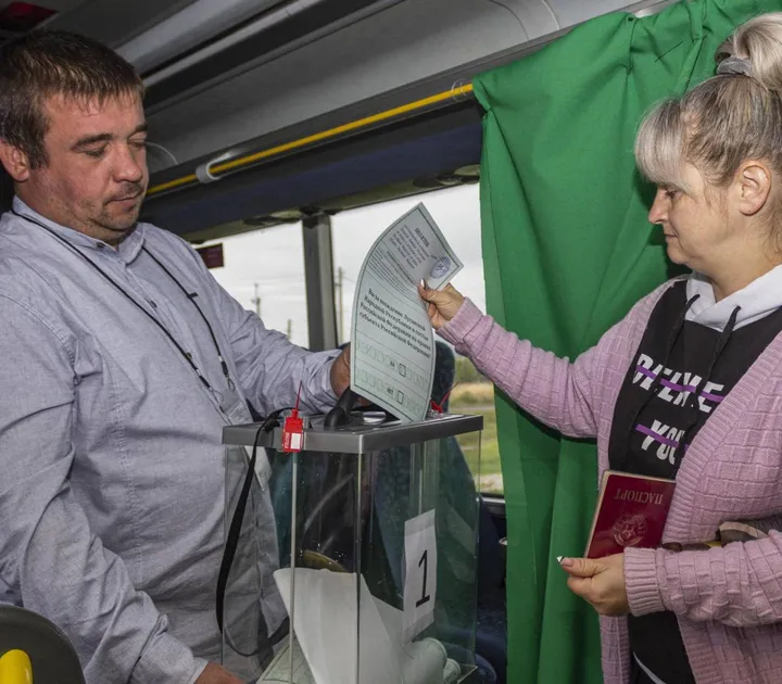 Un’elettrice depone la sua scheda dentro un’urna trasparente: il sì è in bella vista
