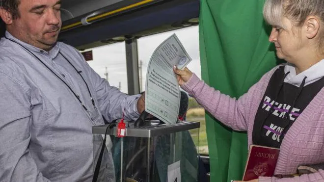 Un’elettrice depone la sua scheda dentro un’urna trasparente: il sì è in bella vista