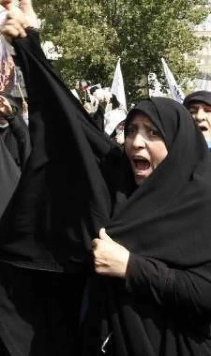 Migliaia di donne protestano spinte dal regime a favore del velo