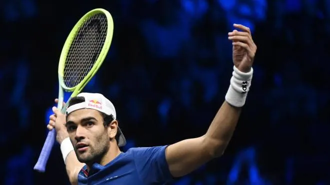 epa10203723 Matteo Berrettini of Team Europe celebrates after defeating Felix Auger-Aliassime of Team World during the Laver Cup tennis tournament at the O2 Arena in London, Britain, 24 September 2022.  EPA/ANDY RAIN