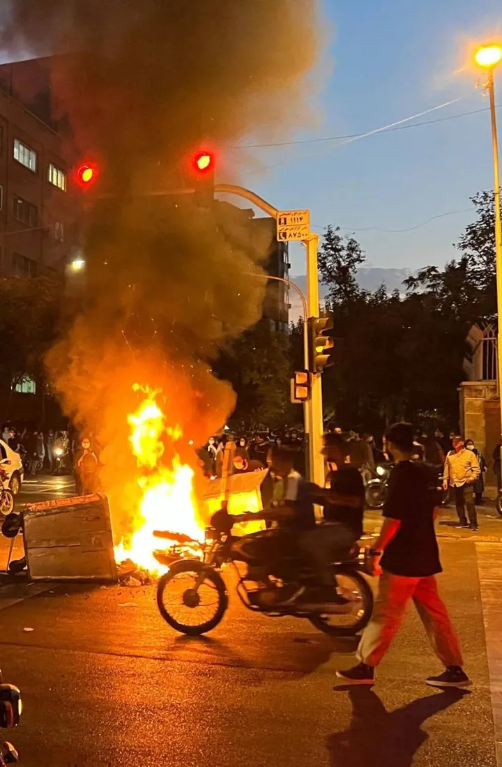 Le proteste e gli scontri continuano nel centro di Teheran