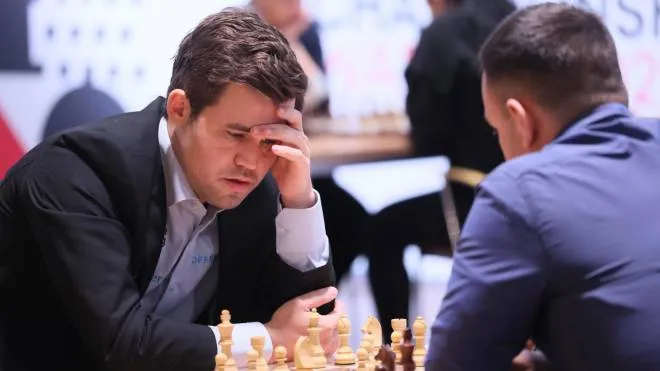 A sinistra Magnus Carlsen, 31 anni, norvegese, campione mondiale in carica dal 2013