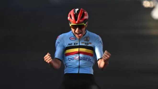 epa10205012 Remco Evenepoel of Belgium wins the gold medal in the Men's Elite Road Race during the 2022 UCI Road World Championships in Wollongong, south of Sydney, Australia, 25 September 2022.  EPA/DEAN LEWINS  AUSTRALIA AND NEW ZEALAND OUT