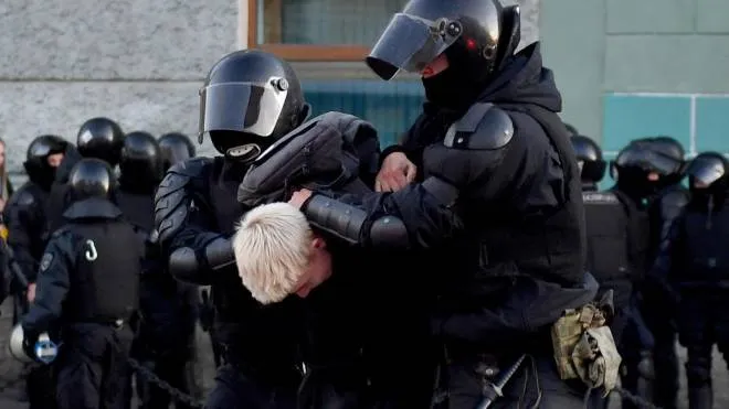 Police officers detain a man in Saint Petersburg on September 24, 2022, following calls to protest against the partial mobilisation announced by the Russian President. - Police monitoring group OVD-Info counted at least 726 people detained in 32 cities across Russia, nearly half of them in Moscow, at rallies following the partial mobilisation designed to bolster Russia's operation in Ukraine, on September 24, 2022. (Photo by AFP)