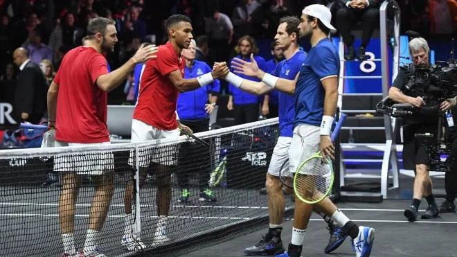 epa10205620 Team World's Jack Sock (L) and Felix Auger-Aliassime (2-L) following their win over Team Europe's Andy Murray (2-R) and Matteo Berrettini (R) during the Laver Cup tennis tournament at the O2 Arena in London, Britain, 25 September 2022.  EPA/ANDY RAIN
