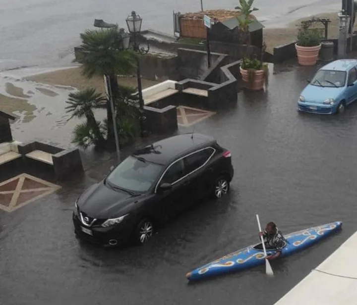 A Ischia il proprietario di un negozio ha percorso un lungo tratto in kayak per protesta contro le infrastrutture scadenti