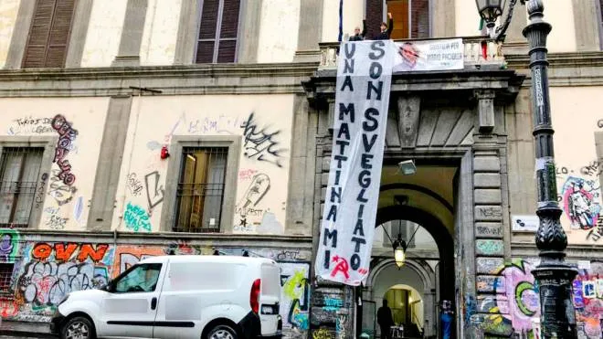 Stamattina dal balcone della sede principale dell'Universit� L'Orientale di Napoli, Palazzo Giusso, � stato appeso uno striscione dalle studentesse e dagli studenti con scritto "Una mattina, mi son svegliato".
ANSA/CIRO FUSCO
