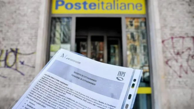 Primo giorno per presentare la domanda per il reddito di cittadinanza (ufficio postale di via Casilina), Roma, 6 marzo 2019.
ANSA/ALESSANDRO DI MEO