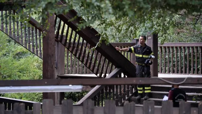 Several young people were taken to hospital for treatment after being hurt when a stairway collapsed at the Globe Theatre in Rome's Villa Borghese park on Thursday. Fire brigade sources said the stairway gave way as the
youngsters were on their way out after a show for school pupils. Around 15 kids were on the stairway and about 10 needed treatment, the sources said, 22 September 2022. ANSA/FABIO CIMAGLIA