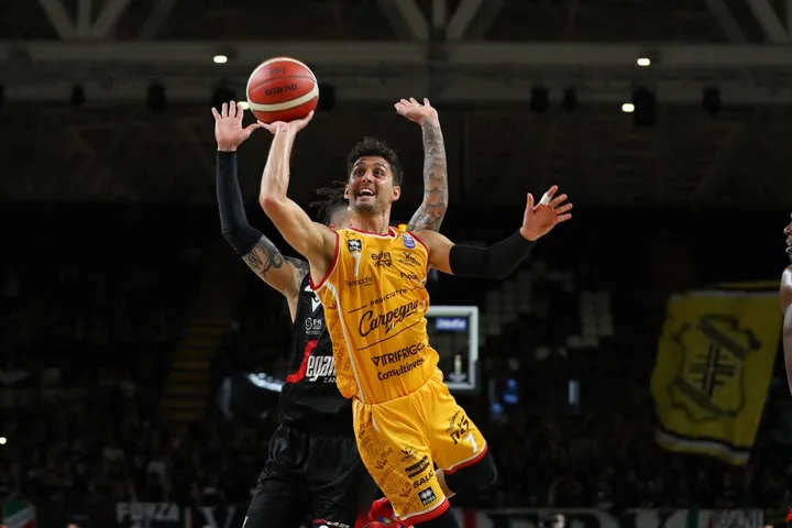 Davide Moretti in azione: il figlio d’arte è uno dei migliori talenti del basket italiano, a Pesaro può crescere facendo esperienza