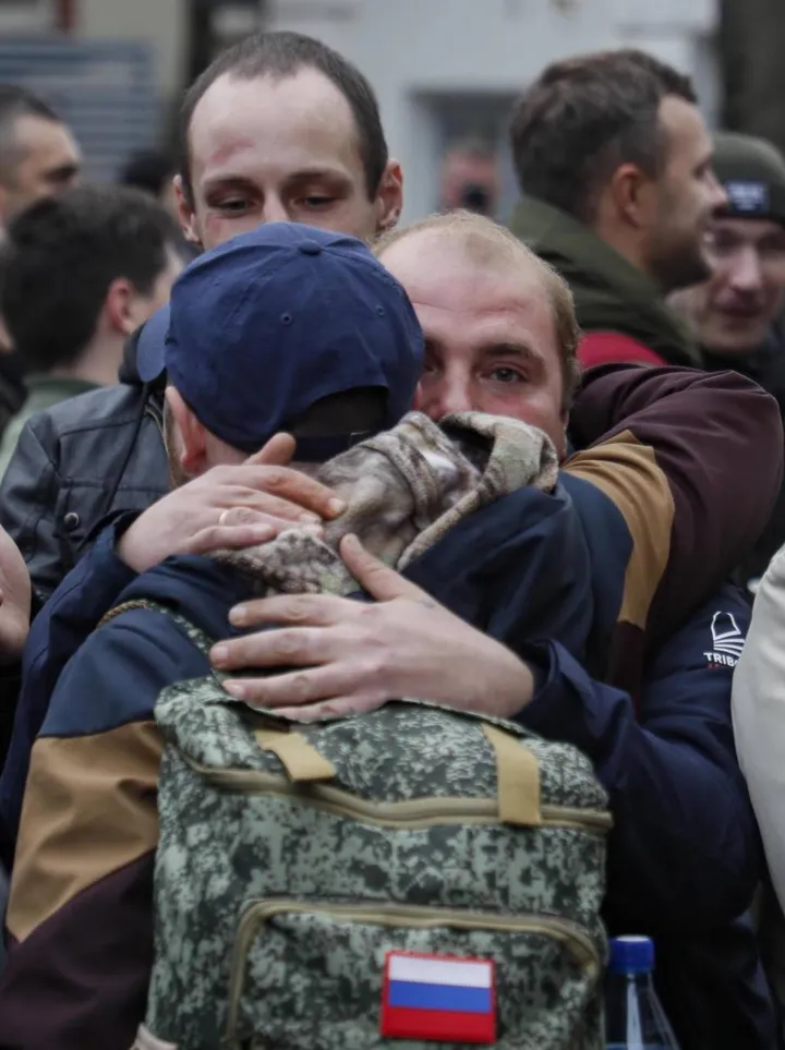 Il dramma dei coscritti russi richiamati da Putin per andare a combattere al fronte: abbracci e lacrime alla partenza