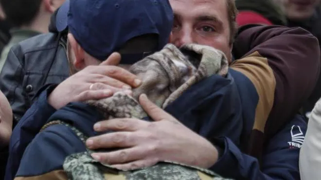 Il dramma dei coscritti russi richiamati da Putin per andare a combattere al fronte: abbracci e lacrime alla partenza