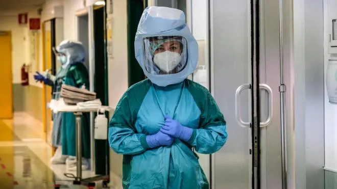 Health workers wearing overalls and protective masks in the Covid intensive care unit of the Policlinico di Tor Vergata, in Rome, Italy, 18 January 2022. ANSA/GIUSEPPE LAMI