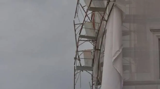 La porzione di ponteggio che si è staccata a causa delle forti raffiche di vento da uno storico edificio di via Chiaia a Napoli, 30 settembre 2022.
ANSA/Ciro Fusco