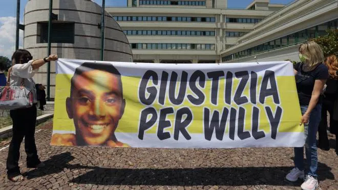 Lo striscione che chiede giustizia per Willy Monteiro Duarte fuori il tribunale, Frosinone, 10 giugno 2021.
ANSA/ ANTONIO NARDELLI