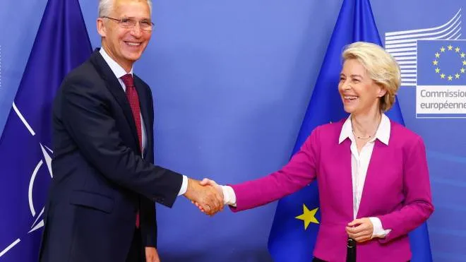 Jens Stoltenberg (Nato) e Ursula von der Leyen, presidente Commissione Ue