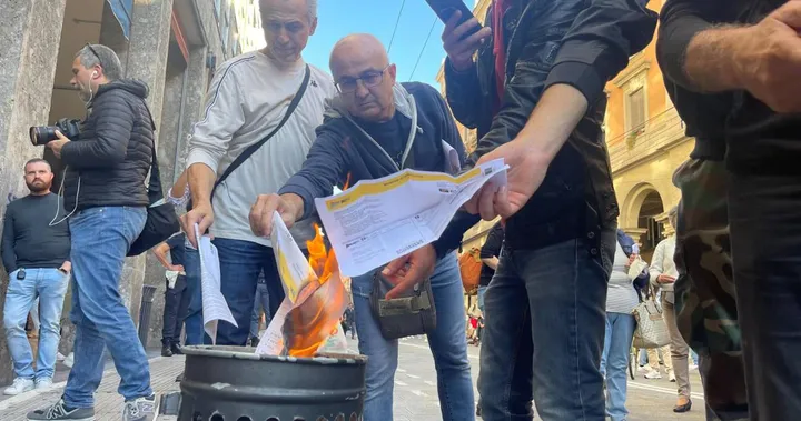 Ieri alcuni cittadini hanno bruciato le bollette davanti alla sede Eni di Bologna