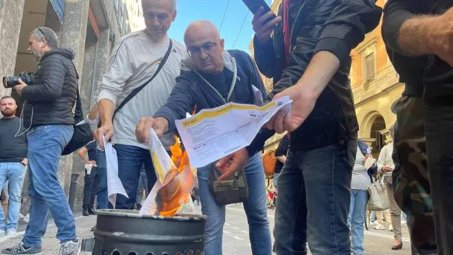 Ieri alcuni cittadini hanno bruciato le bollette davanti alla sede Eni di Bologna