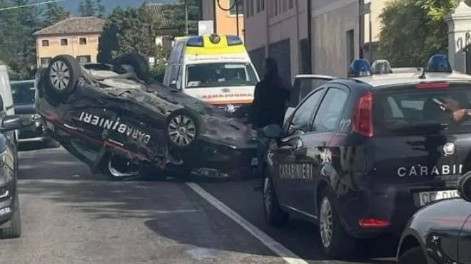 L’auto di pattuglia dei carabinieri ribaltata dopo lo scontro, nel Trevigiano, con la Ford Ka rubata dal 19enne Steve Quintino, che in precedenza aveva travolto e ucciso un ciclista di 65 anni